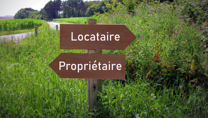 concept ,locataire ou propriétaire , sur pancartes en bois