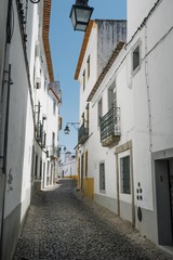 Ruelle blanche d'un village au Portugal