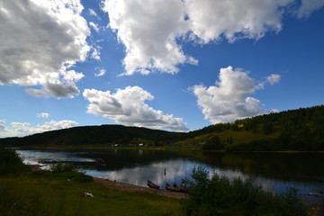 Obraz premium beautiful banks of the Vishera River: almost untouched nature of the Urals