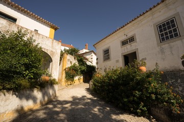 Fototapeta na wymiar Place dans un village blanc au Portugal