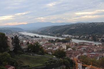 La ville de Vienne - Vue générale de la ville et de ses toîts depuis le Belvédère de Pipet - Département de l'isère - France