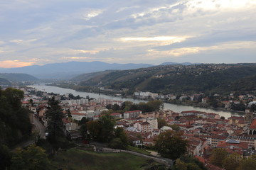 La ville de Vienne - Vue générale de la ville et de ses toîts depuis le Belvédère de Pipet - Département de l'isère - France