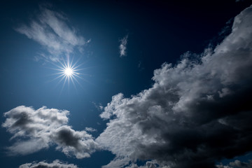 Obraz premium Sun shining in the cloudy sky.