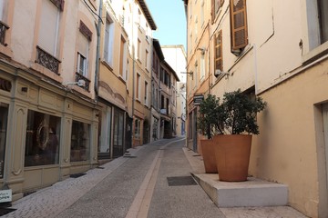 Fototapeta na wymiar Rue du collège dans la ville de Vienne - Petite rue piétonne - Département de l'isère - France
