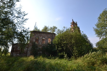 Fototapeta na wymiar sunshine over the dilapidated Rubezhy church in Usolye