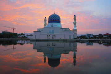 Fototapeta na wymiar Beautiful sunrise with floating mosque in Sabah Malaysia