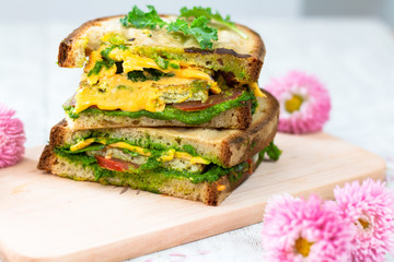 Sandwich au tofu et pesto