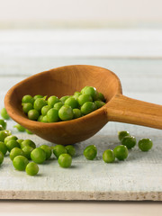Chícharos en cucharón de madera