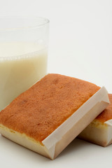 Sobaos y un vaso de leche