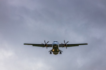 Fototapeta na wymiar Propeller plane landing