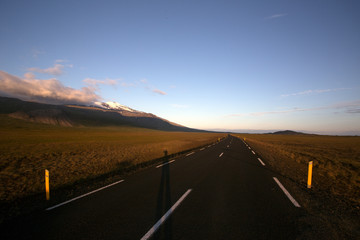 Straße in der Abenddämmerung