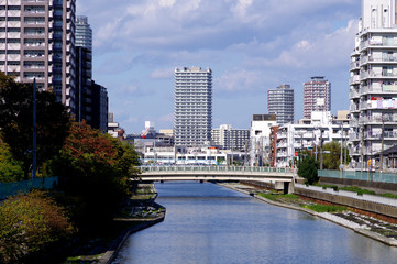 天神橋から見た栗原橋と東京の都市景観