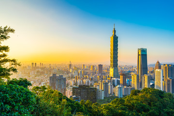 Obraz premium Beautiful landscape and cityscape of taipei 101 building and architecture in the city
