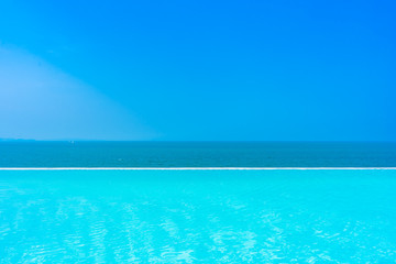 Obraz premium Beautiful landscape of sea ocean with outdoor swimming pool on white cloud