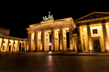 Obraz premium The majestic Brandenburg Gate in Berlin at night, viewed from Pariser Platz on the East Side