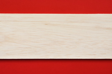 木の板と赤色の背景	
