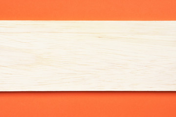木の板とオレンジ色の背景	