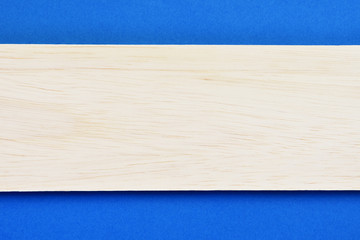 木の板と青色の背景	