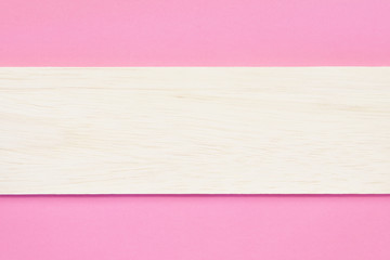 木の板とピンク色の背景	