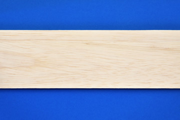 木の板と青色の背景	