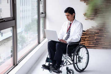 パソコン作業をする車椅子のビジネスマン