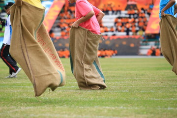 Obraz premium Student play running sack during sports day.