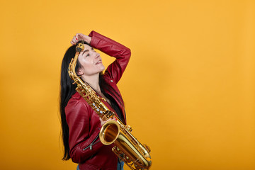 Young caucasian pretty woman over isolated yellow background has realized something and intending...