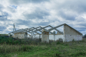 Fototapeta na wymiar old barn in field