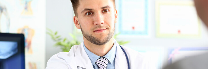 Fototapeta premium Doctor shaking hand