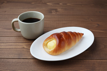 クリームコルネ 菓子パンとホットコーヒー テーブル