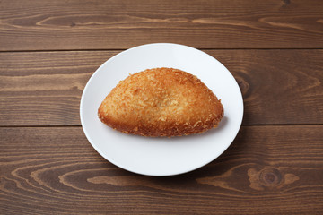 お皿にのせた カレーパン 惣菜パン テーブル