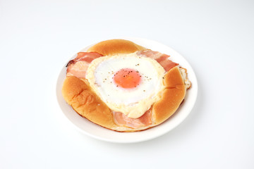 ベーコンエッグパン 惣菜パン 朝食 白背景