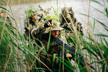 Obraz premium Soldiers in a combat situation. Men play airsoft.