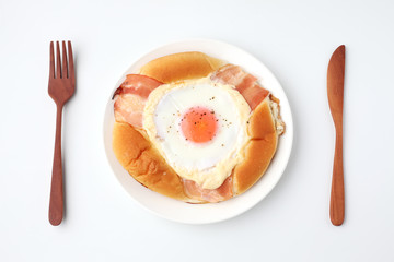 ベーコンエッグパン 惣菜パン 朝食 白背景