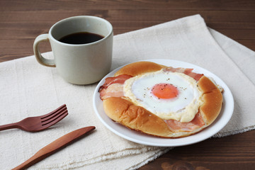 ベーコンエッグパン 惣菜パンとホットコーヒー 朝食 テーブル