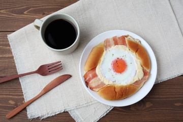 ベーコンエッグパン 惣菜パンとホットコーヒー 朝食 テーブル