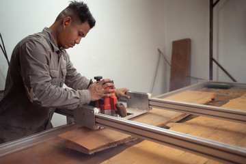 Professional technicians are using saws. Adjust the flatness of the wood