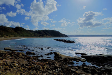 キラキラした日差しを受けて美しい島の海岸線