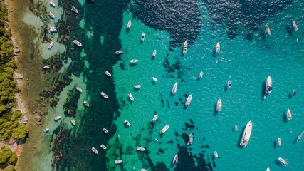 Crédence en verre imprimé Nice Vue aérienne de drone aérien de yachts en mer méditerranée en journée ensoleillée d& 39 été près de Nice, côte d& 39 azur, sud de la France