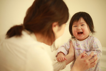 Obraz na płótnie Canvas 母親と遊ぶ笑顔の赤ちゃん