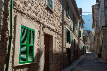 Fototapeta na wymiar Alte Steinhäuser in der Altstadt von Soller auf spanischer Insel Mallorca