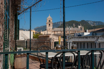 Terasse mit Blick auf den Kirchturm von Bunyola, Mallorca