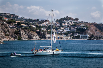 Velero saliendo de puerto deportivo