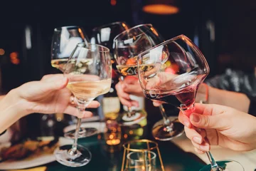 Gordijnen Rammelende glazen met alcohol en roosteren, feest. © Евгений Вершинин