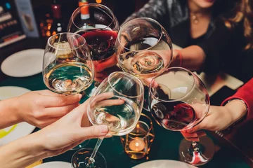 Keuken foto achterwand Rammelende glazen met alcohol en roosteren, feest. © Евгений Вершинин