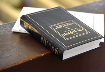 Heiliges Buch auf einem Pult in der Synagoge