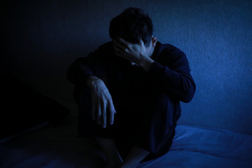 悲しみに暮れる男性