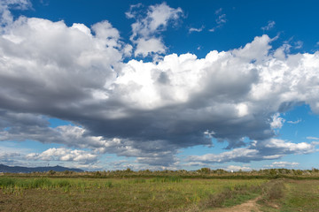 Fototapeta na wymiar Cloudy sky in the countryside