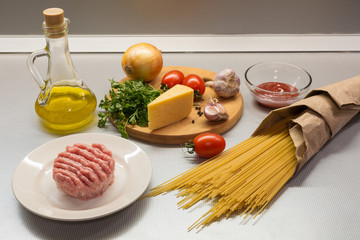 A step-by-step recipe for self-cooking pasta Bolognese. Step 01.