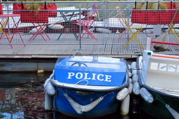 Bateau sur le canal avec inscription Police.